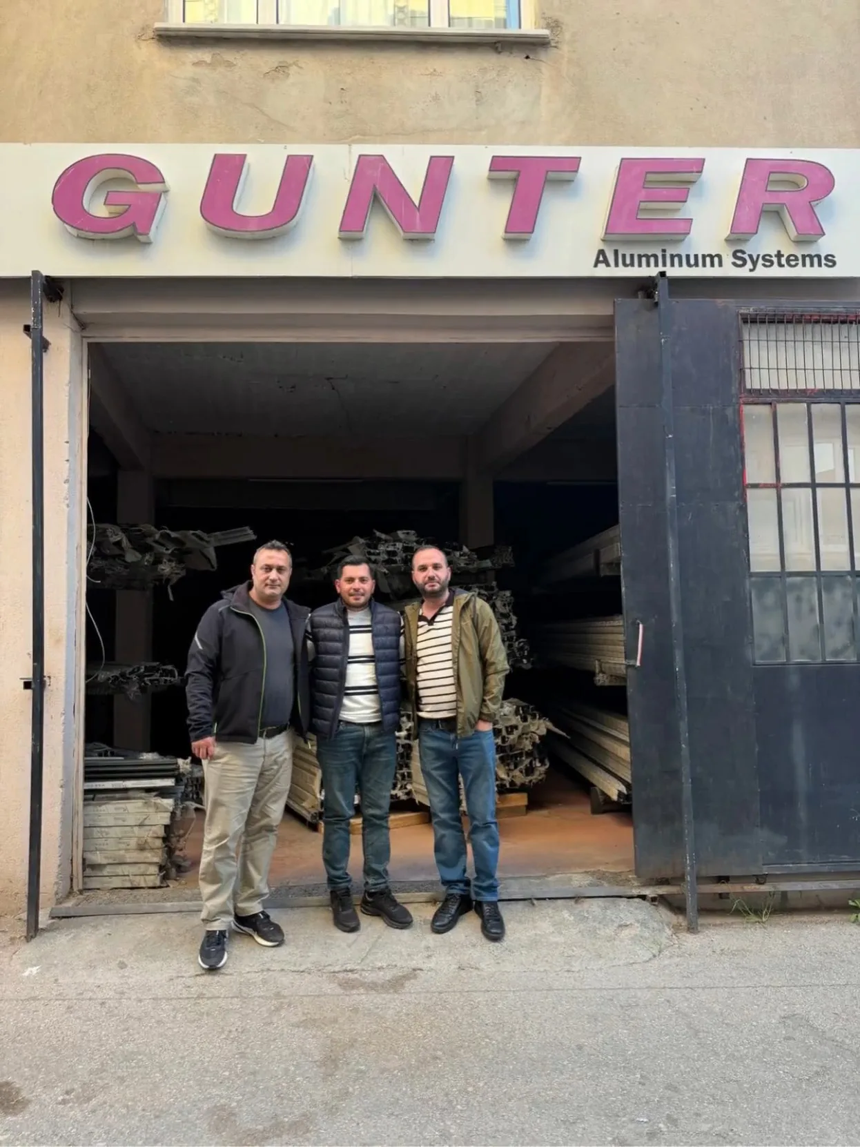 Gunter Alüminyum binası önünde ekip